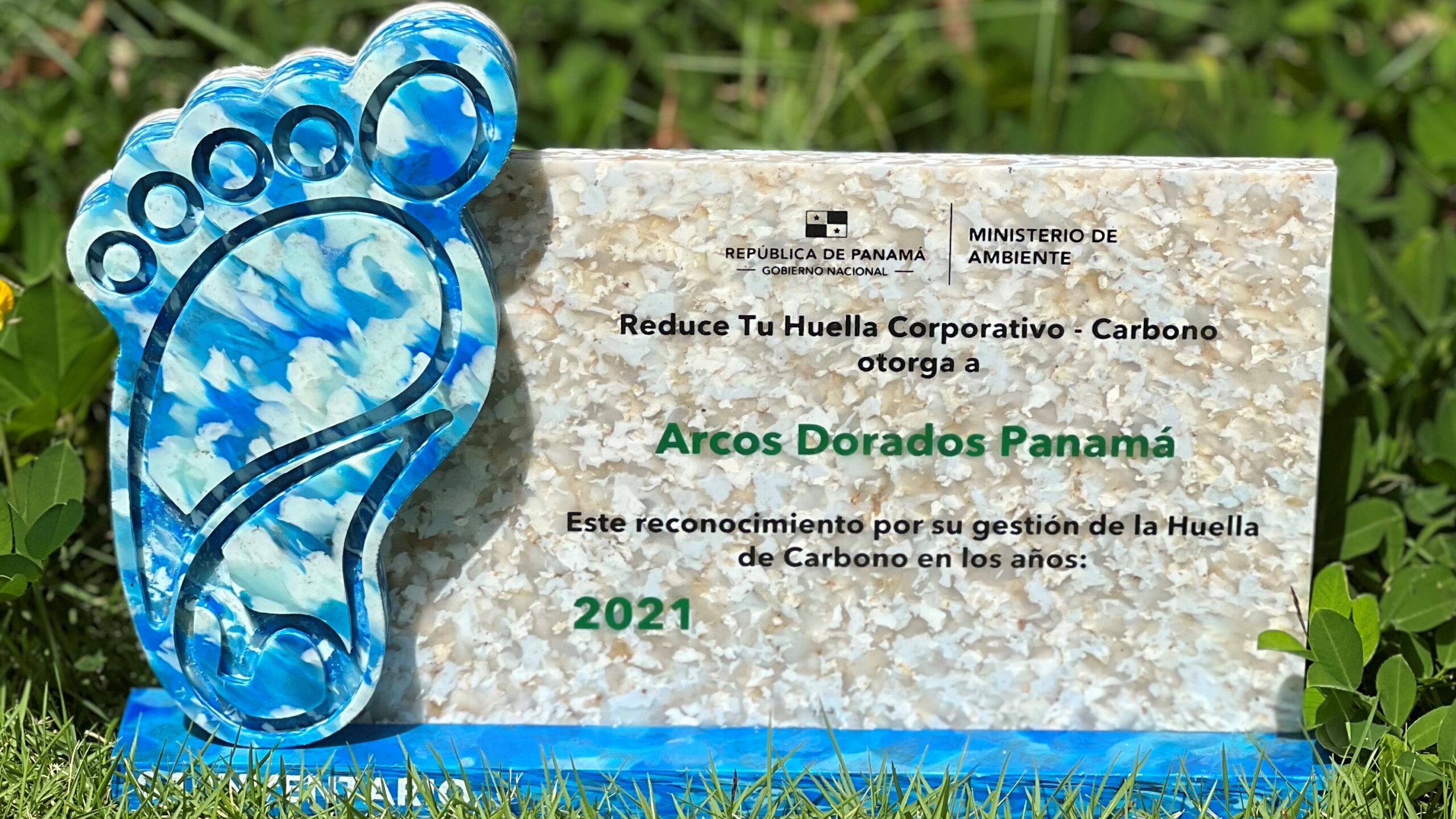 [Panamá] Arcos Dorados reconocida entre las primeras 50 empresas en recibir la distinción “Reduce Tu Huella Corporativo – Carbono” de MiAmbiente