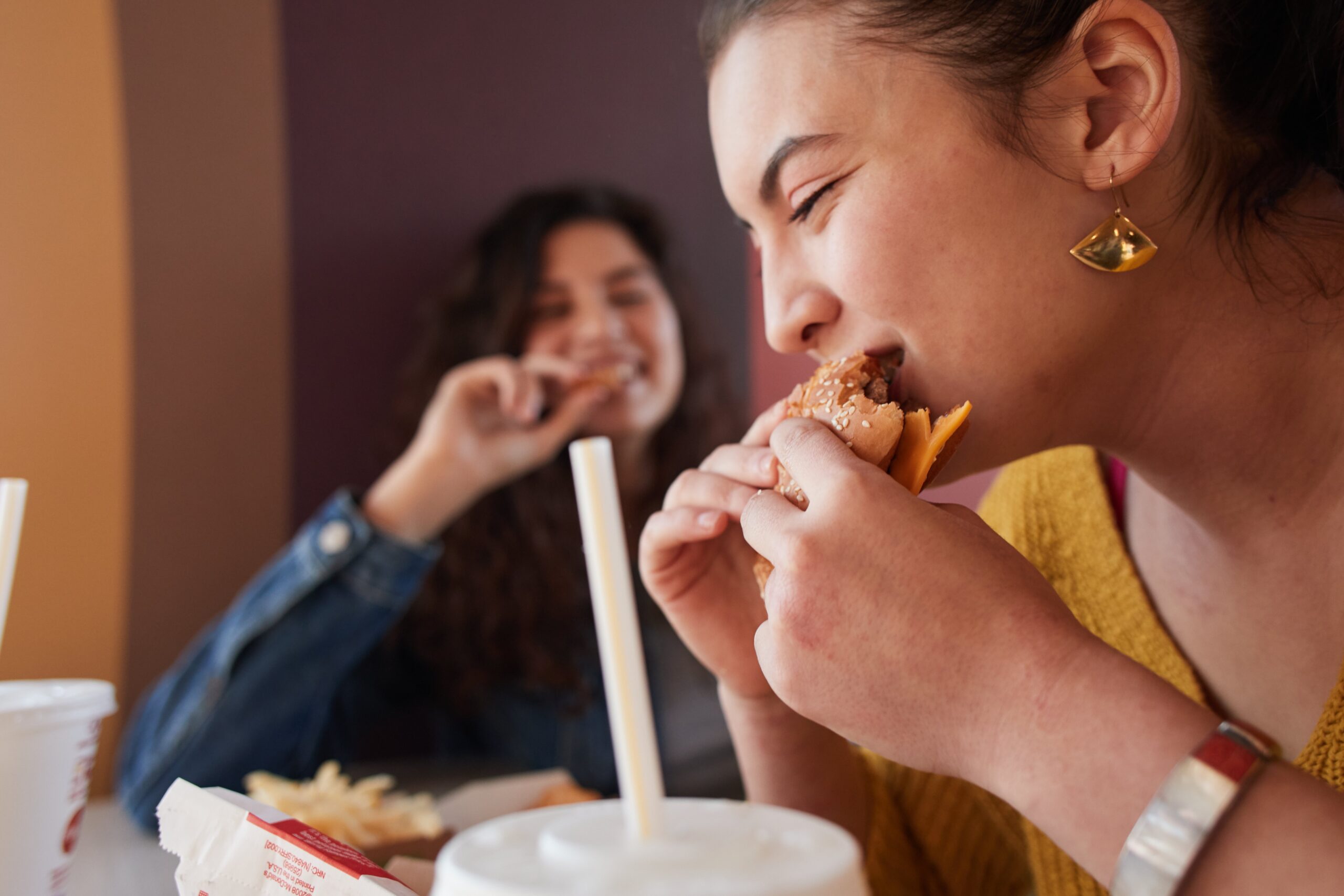 Arcos Dorados anuncia un nuevo avance en la evolución de su comida al quitar los colorantes y aromatizantes artificiales de sus productos