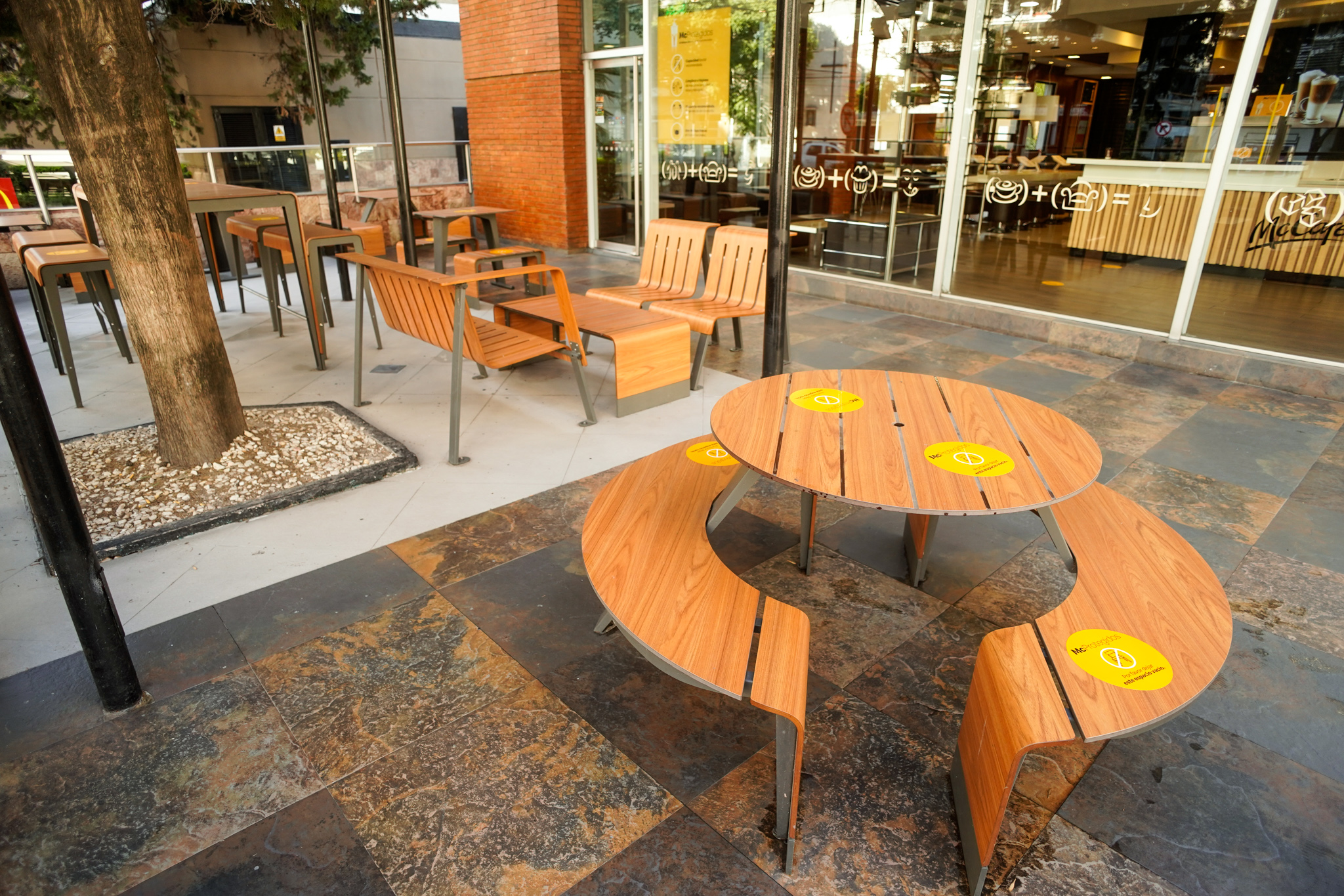 [Argentina] McDonald’s adapta en CABA terrazas, patios internos y estacionamientos de sus locales para recibir a clientes