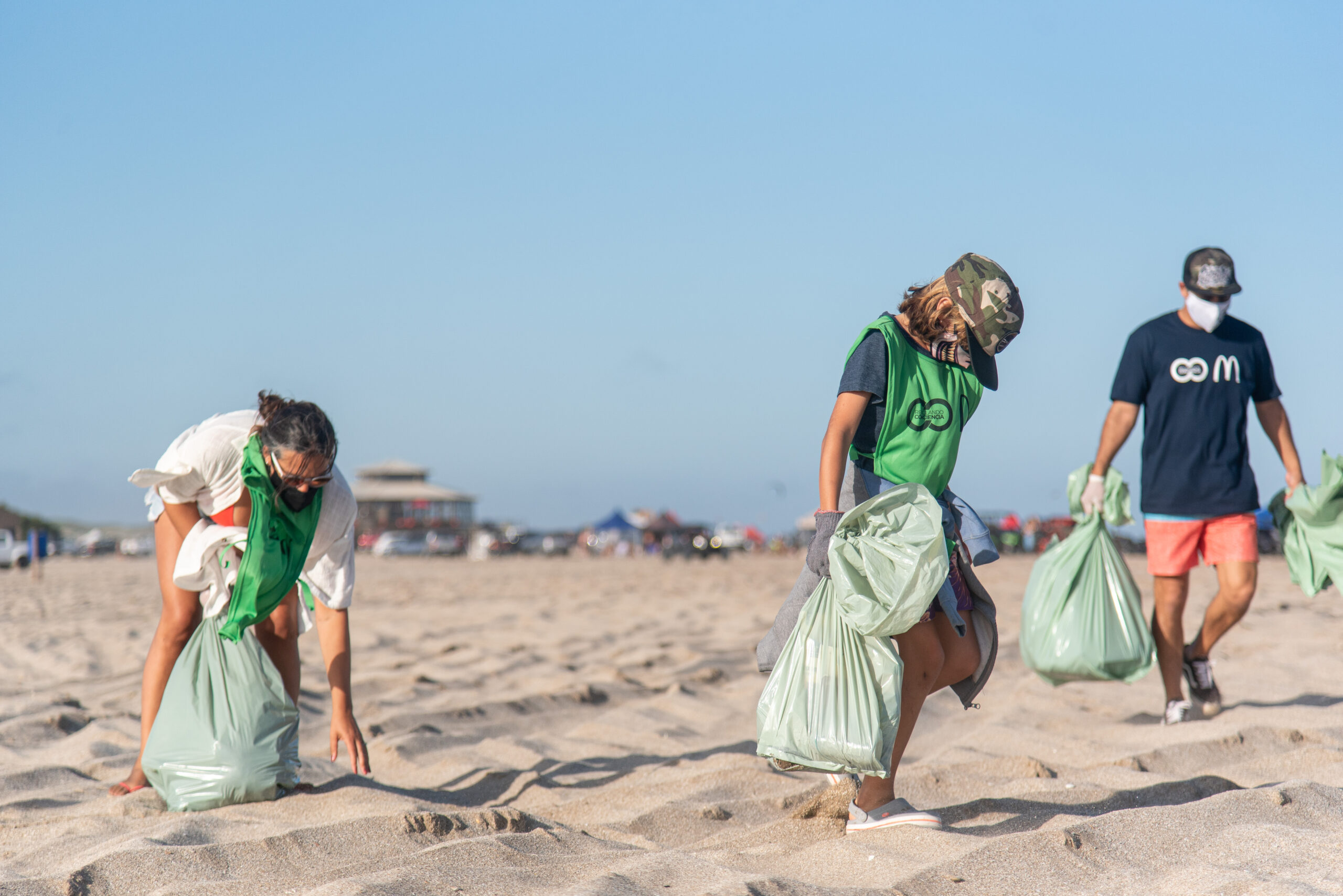 Argentina] McDonald's y la cooperativa ´Reciclando Conciencia´ se unen para limpiar las playas este verano - Arcos Dorados