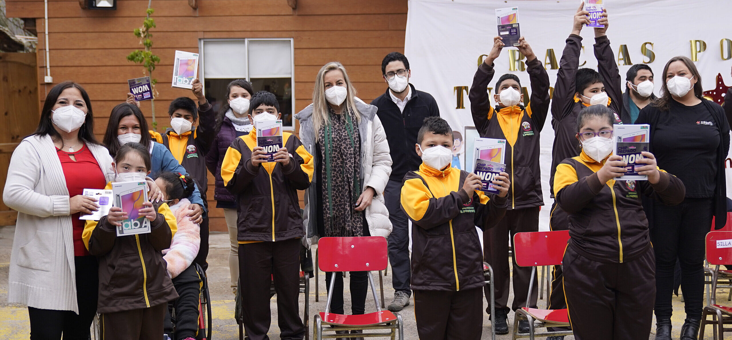 [Chile] Arcos Dorados y Desafío Levantemos Chile entregan más de 70 Kits de Educación Virtual a alumnos de colegios rurales de Valdivia, La Serena y Lampa