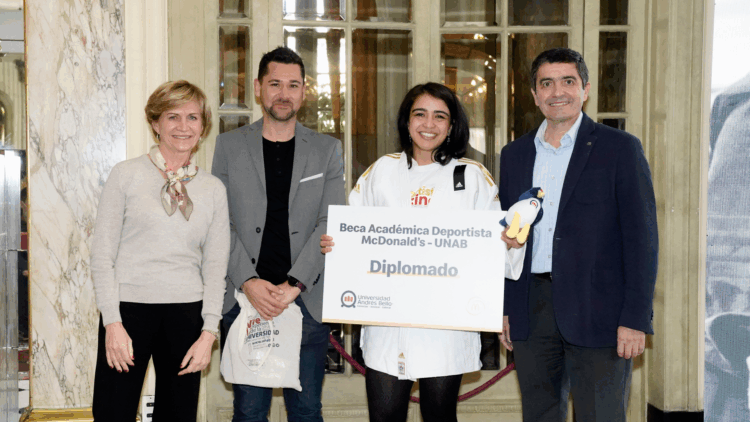En Chile entregamos importantes becas de estudio a referentes de nuestros programas deportivos