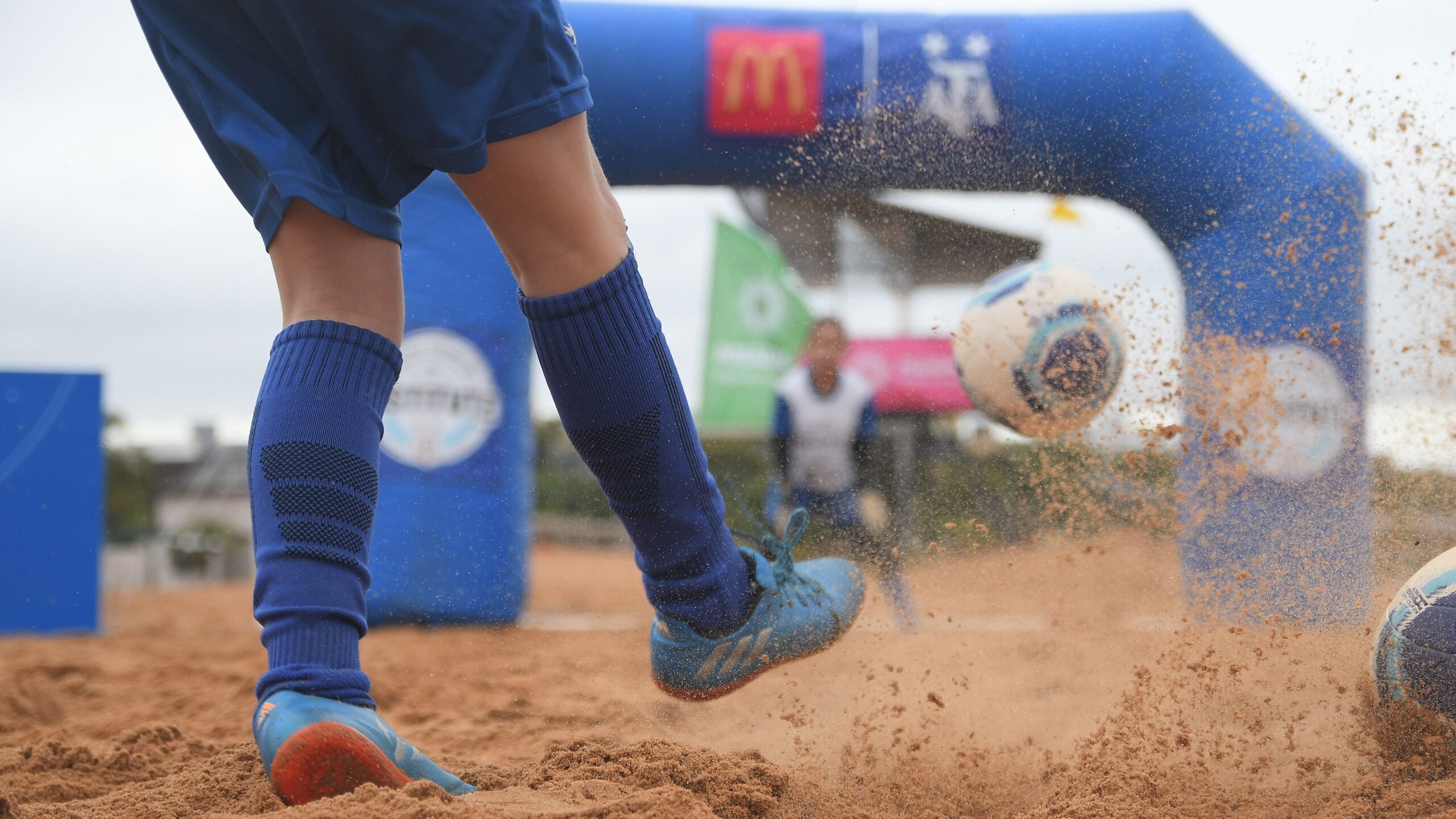 En Argentina llevamos adelante clínicas de fútbol y talleres de conciencia ambiental para niños y niñas