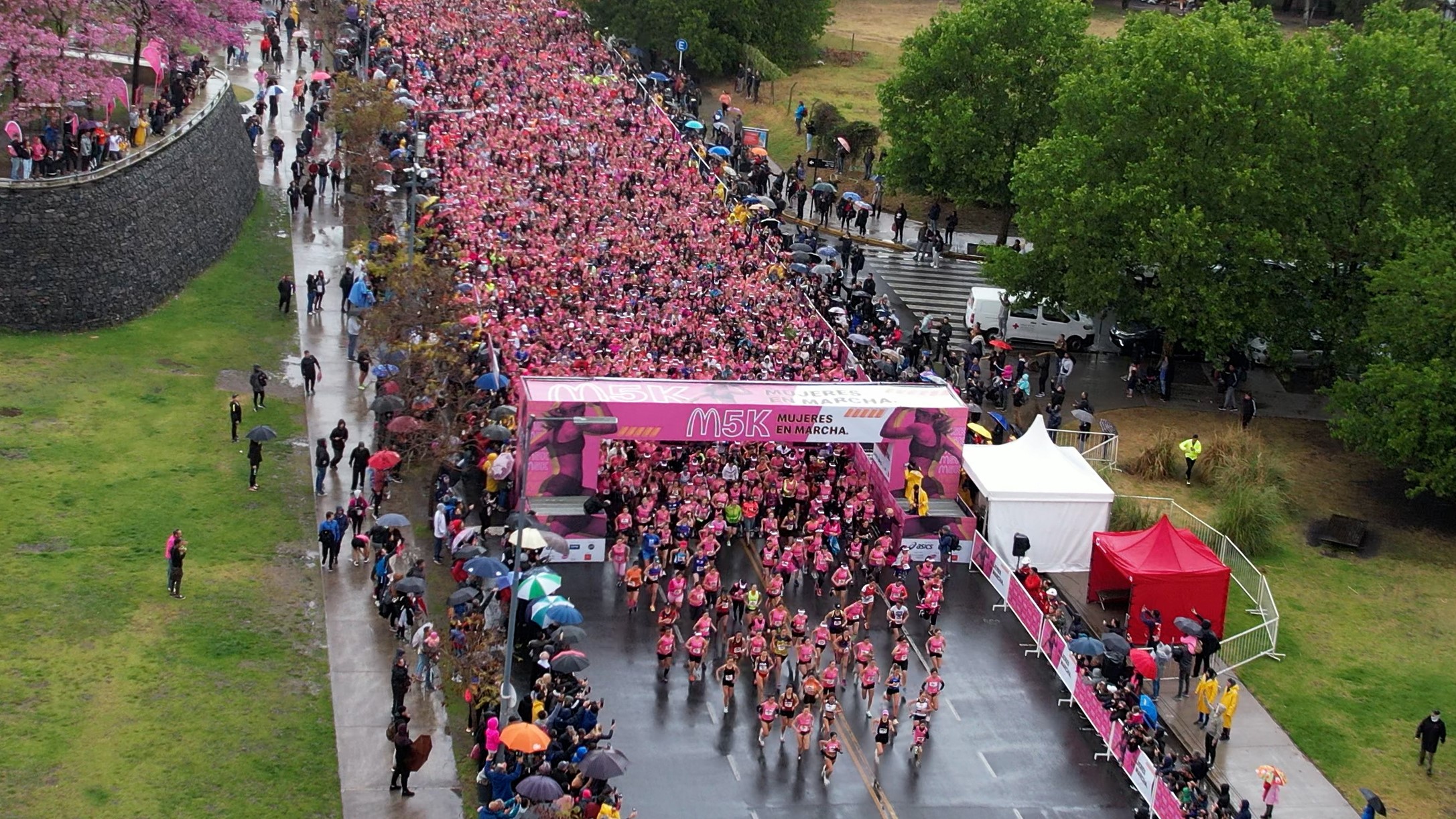 [Argentina] Bajo la lluvia, más de 9 mil mujeres corrieron la M5K de McDonald’s