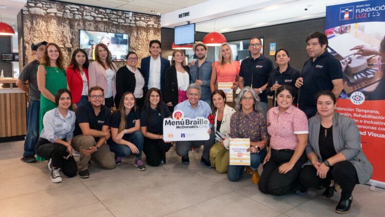 [Chile] McDonald’s se convierte en la primera empresa de comida rápida en ofrecer menú Braille a sus clientes