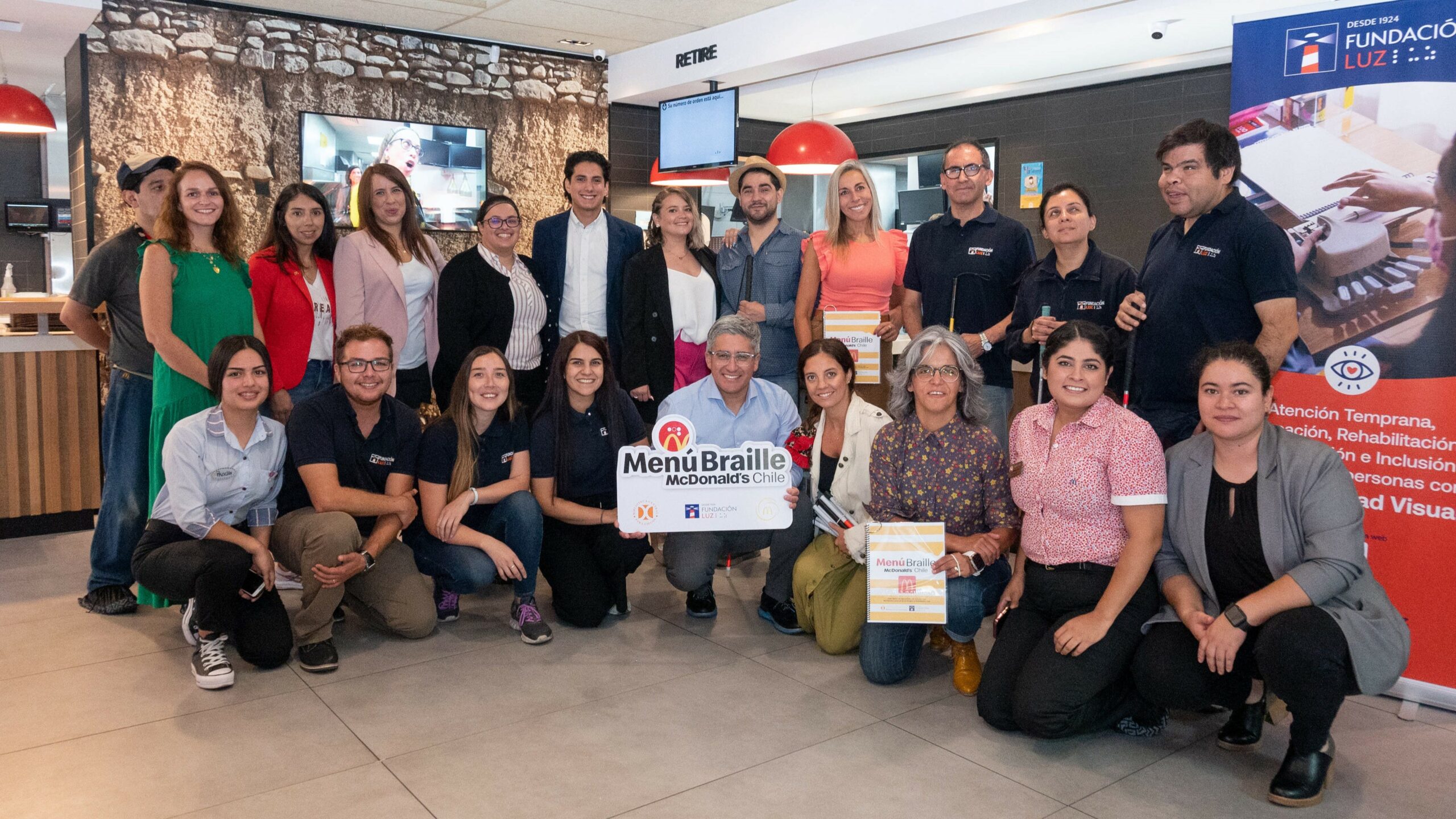 [Chile] McDonald’s se convierte en la primera empresa de comida rápida en ofrecer menú Braille a sus clientes