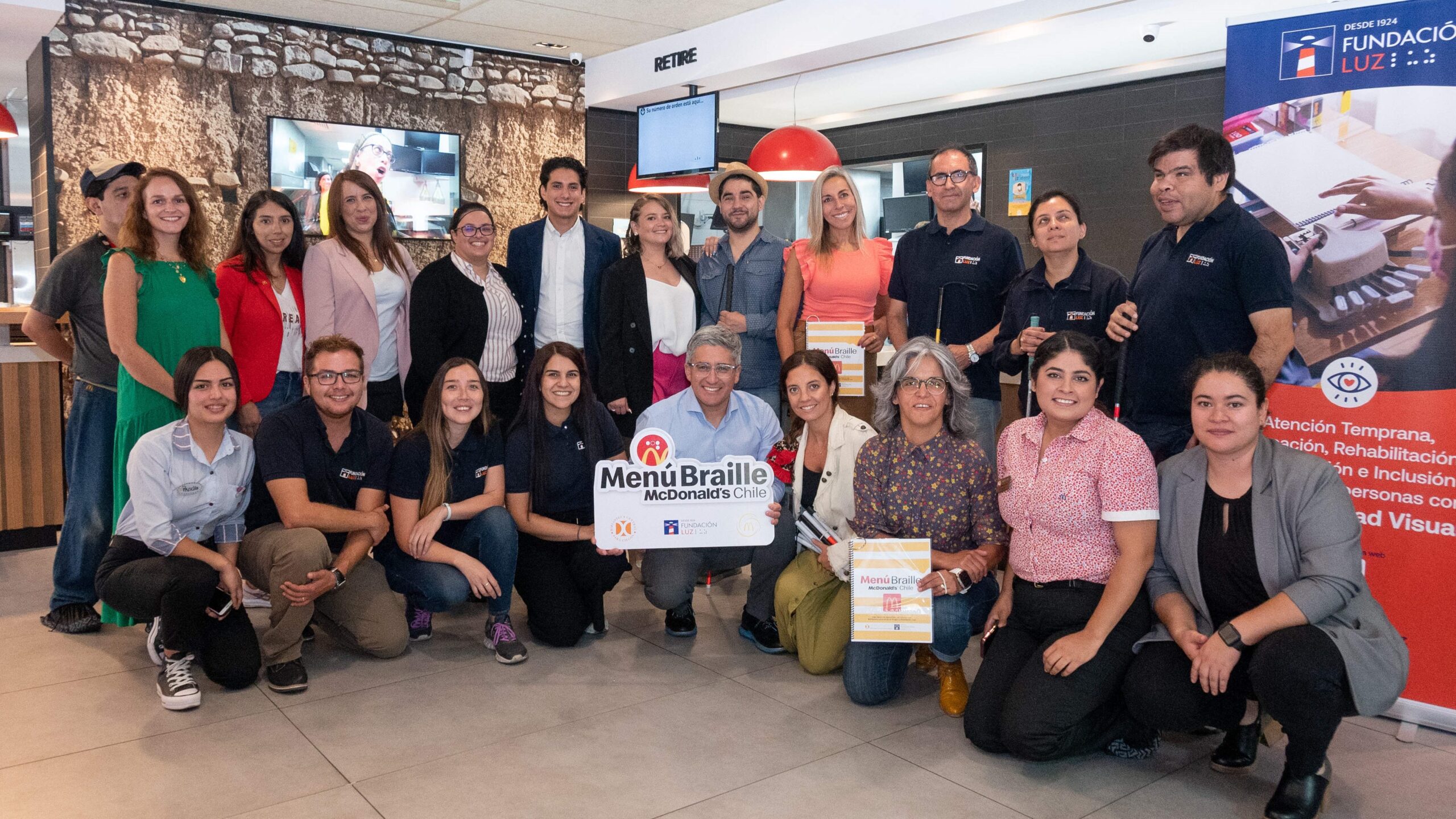 En Chile, nos convertimos en la primera empresa de comida rápida en ofrecer el menú en braille