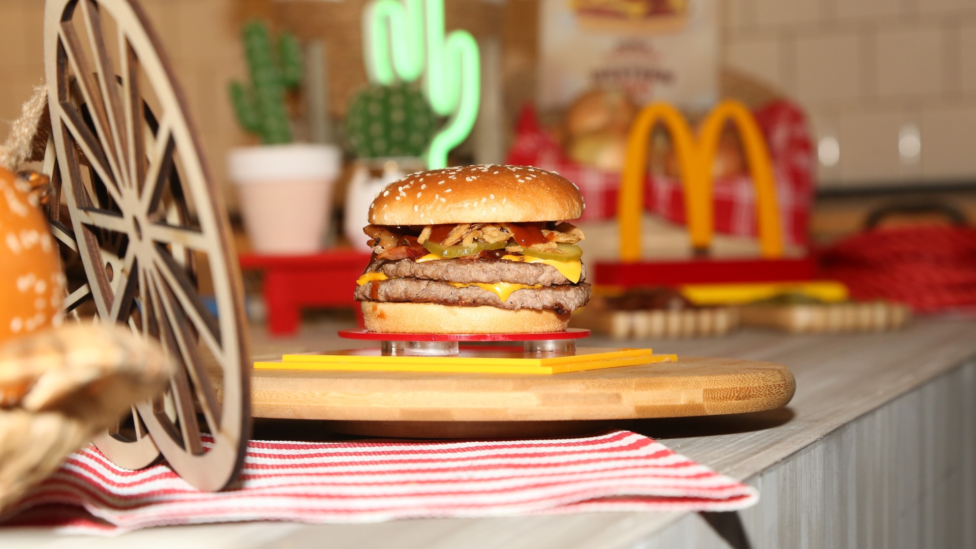 [Panamá] McDonald’s celebra el lanzamiento oficial de su nueva hamburguesa “Cuarto de libra Western BBQ”
