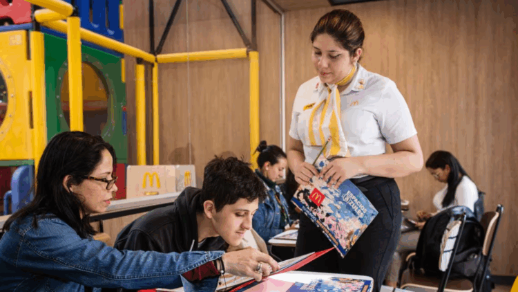 En Colombia celebramos un año de la iniciativa Espacios Azules, con el 100% de los restaurantes adaptados para personas en el espectro autista