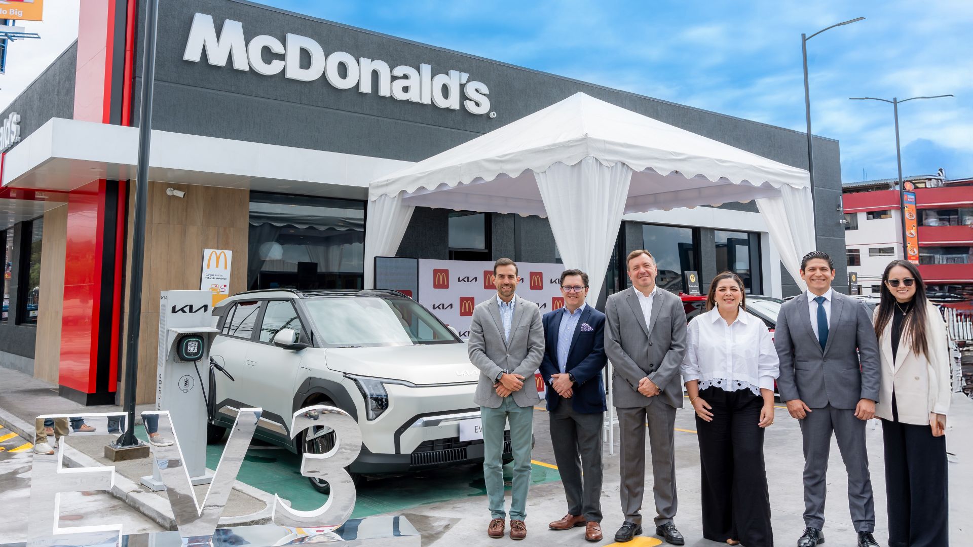 [Ecuador] McDonald’s y Kia Ecuador firman acuerdo para instalar puntos de carga para vehículos eléctricos en sus restaurantes