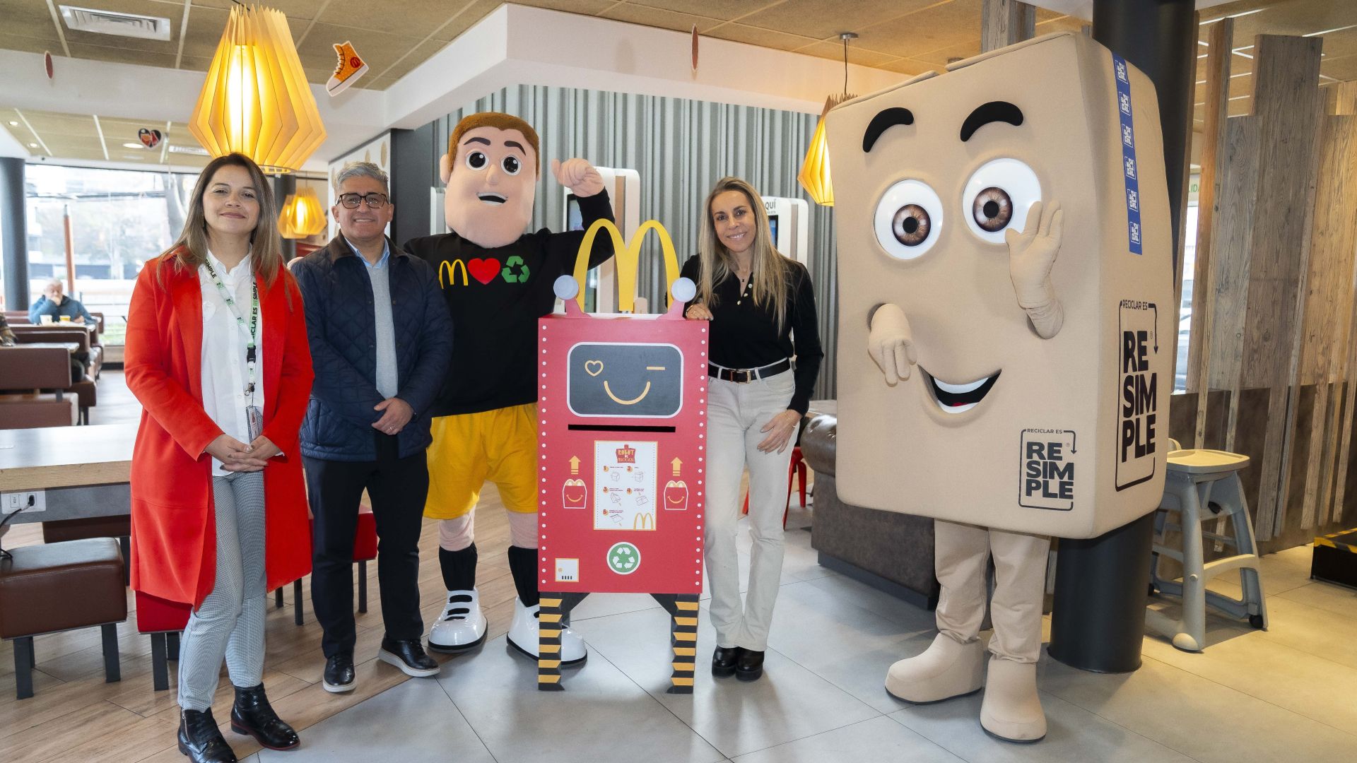 [Chile] McDonald’s lanza iniciativa que permite a los niños reciclar las Cajitas Feliz en sus restaurantes