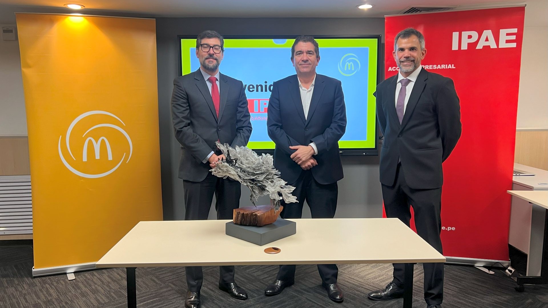 Recibimos en Perú el premio “IPAE a la empresa” por nuestro aporte a la educación de excelencia