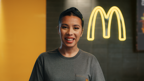 Do balcão para a TV: Em ação inédita, colaboradora estreia em nova campanha da linha Brabos