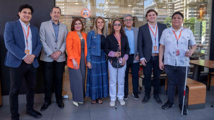 [Chile] Arcos Dorados es la primera empresa de comida rápida en recibir el Sello Naranja por práctica inclusiva de Menú Braille para clientes con discapacidad visual
