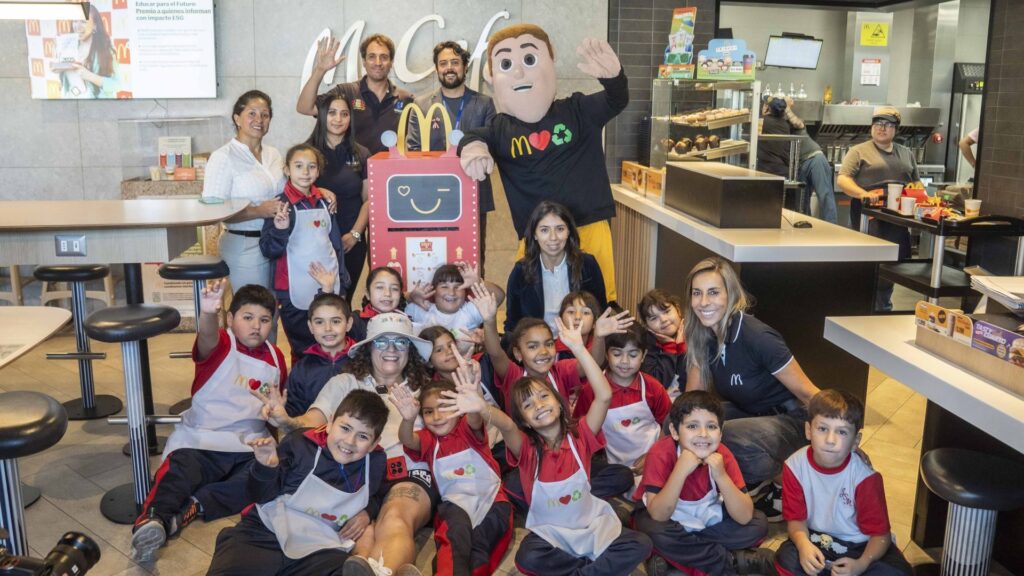 [Chile] Un robot que recicla en McDonald’s: la iniciativa que marca el regreso a clases en San Fernando