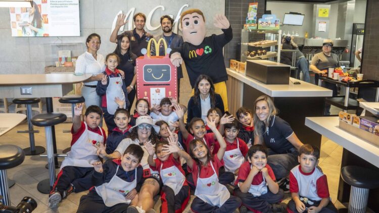 [Chile] Un robot que recicla en McDonald’s: la iniciativa que marca el regreso a clases en San Fernando